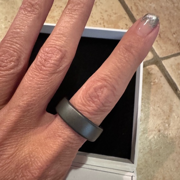 Oura Stealth Smart Ring - Picture 2 of 6